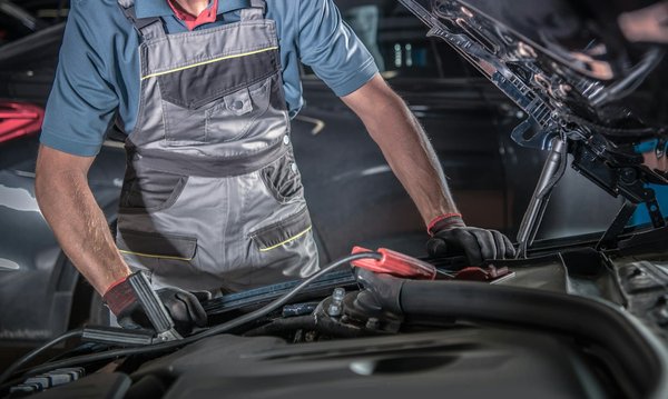 Come si può migliorare l'efficienza dell'alternatore per ottimizzare la ricarica della batteria in un veicolo ibrido?