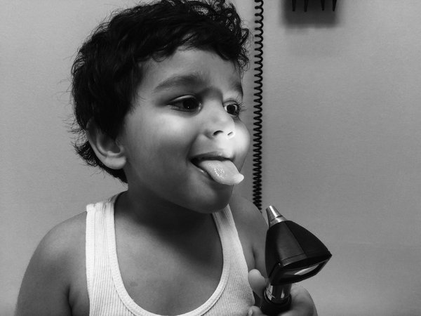 Qual è il modo più sicuro per testare il sistema di riscaldamento del parabrezza in un veicolo in condizioni invernali?